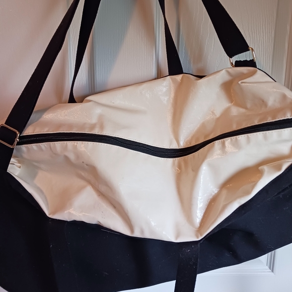 LARGE VICTORIA'S SECRET DUFFLE BAG - Picture 5 of 10